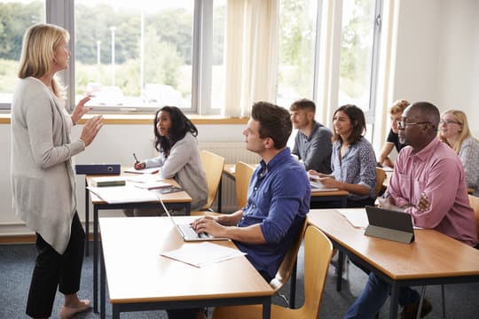 Formatrice devant une classe en formation