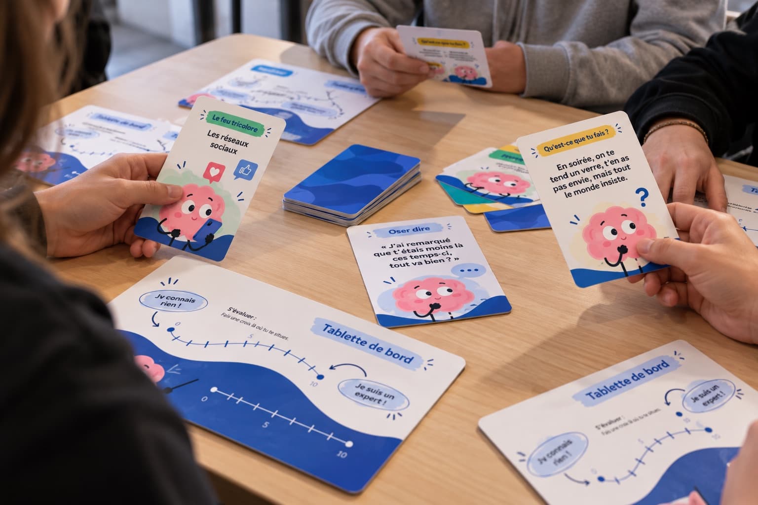 Apprentis autour d'une table avec les cartes et la tablette de bord du kit Osscar